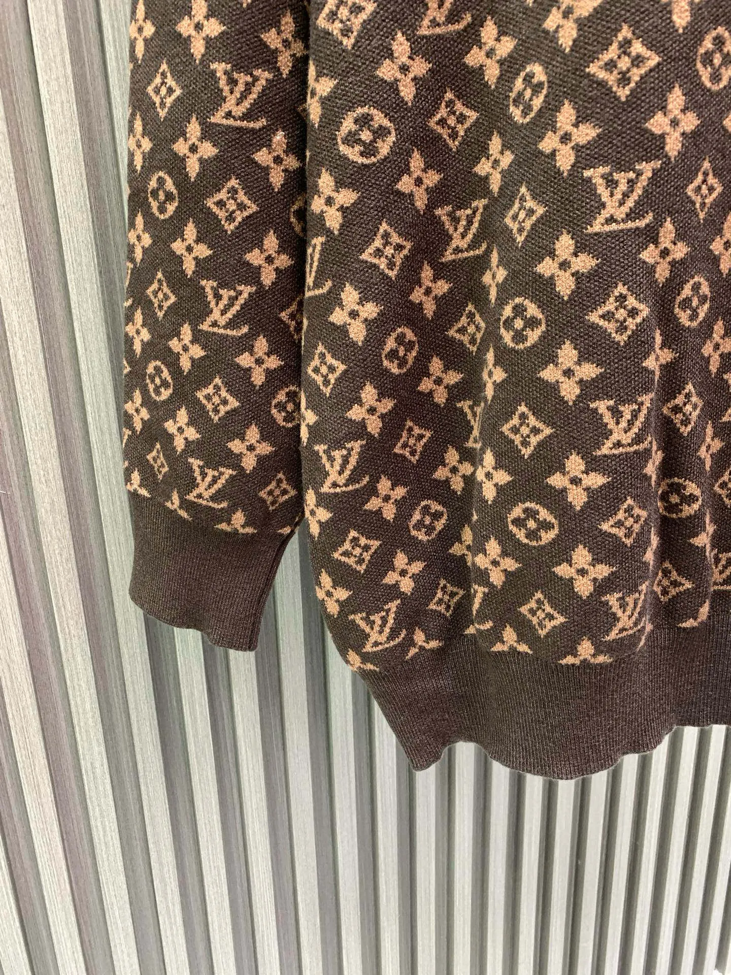 🅿️360 🀄️ Louis Vuitton SS25 new autumn products LOUIS VUITTON Louis Vuitton Logo intarsia round neck long-sleeved sweater Color-set dyed wool blended cotton yarn High weight and high density Super high quality The wool is soft, delicate and skin-friendly. It feels soft and silky. The hand feel is not ordinary. All color-set dyeing high weight cotton yarn ensures no color difference and adopts four-hole knitting method. Tight and textured, durable and non-deforming, not prone to pilling. It has a soft and warm comfort. It doesn’t stick to the body when worn alone. It’s absolutely perfect. Classic presbyopia elements. Three-dimensional heavy jacquard craftsmanship on the sleeves. It’s absolutely amazing. It can be all produced on imported looms. The details are clearly visible. The details are full. The details are mastered. Challenge the market currency. Not afraid of random comparisons. The upper body effect is very good. No matter how you match it, it looks high-end and elegant. The sense of luxury is so versatile. A must-have for both men and women🉑️